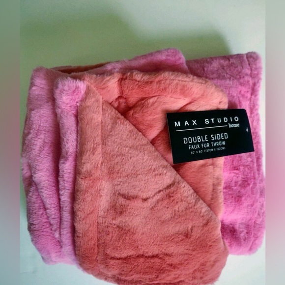 MAX STUDIO HOME Reversible Faux Fur Blanket Throw - Pink Carnation/Coral - Picture 2 of 5